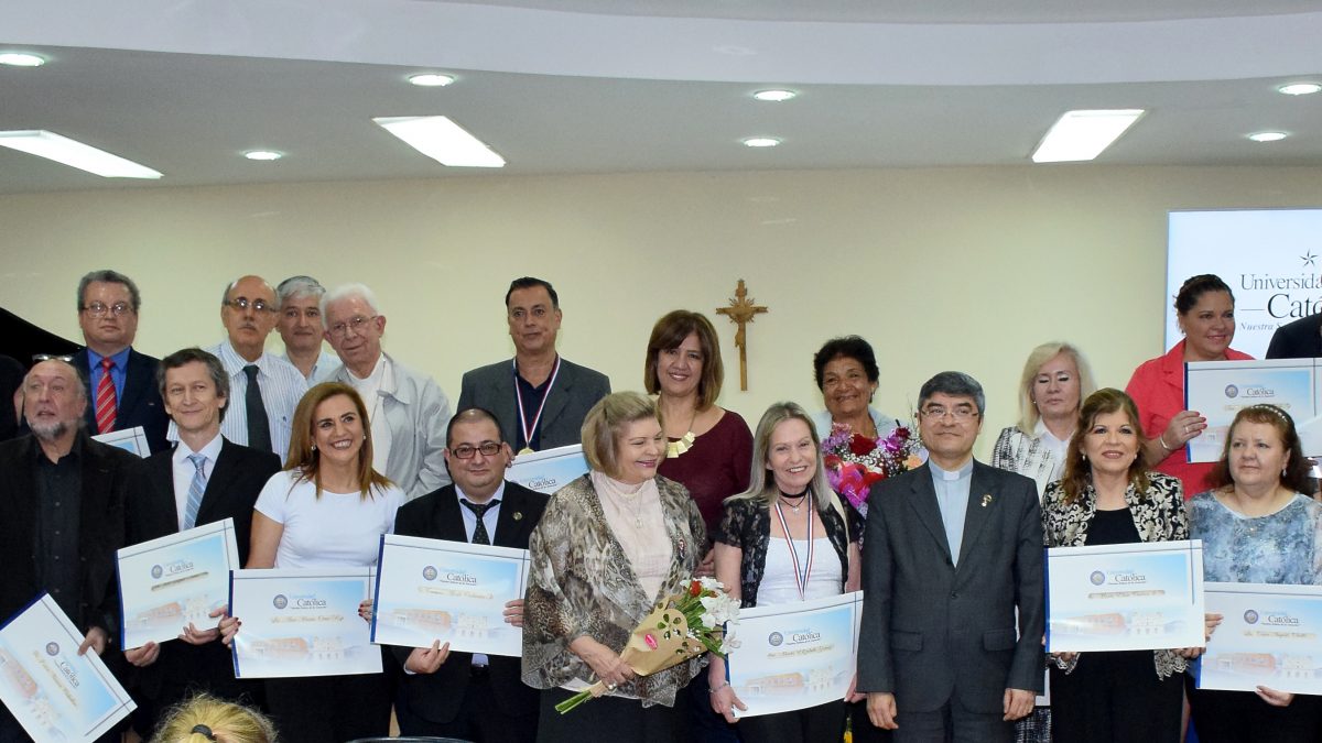 Homenaje a funcionarios y docentes de la Universidad Católica