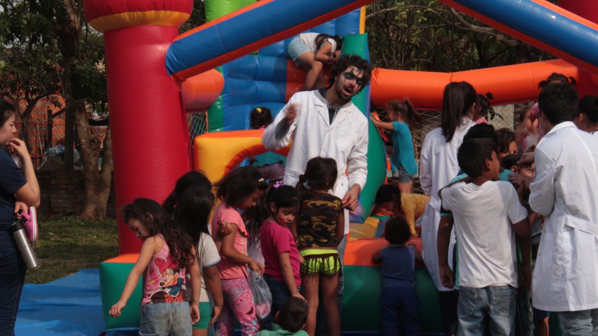 Estudiantes de la UC celebraron el Día del Niño junto a los niños del Bañado Sur