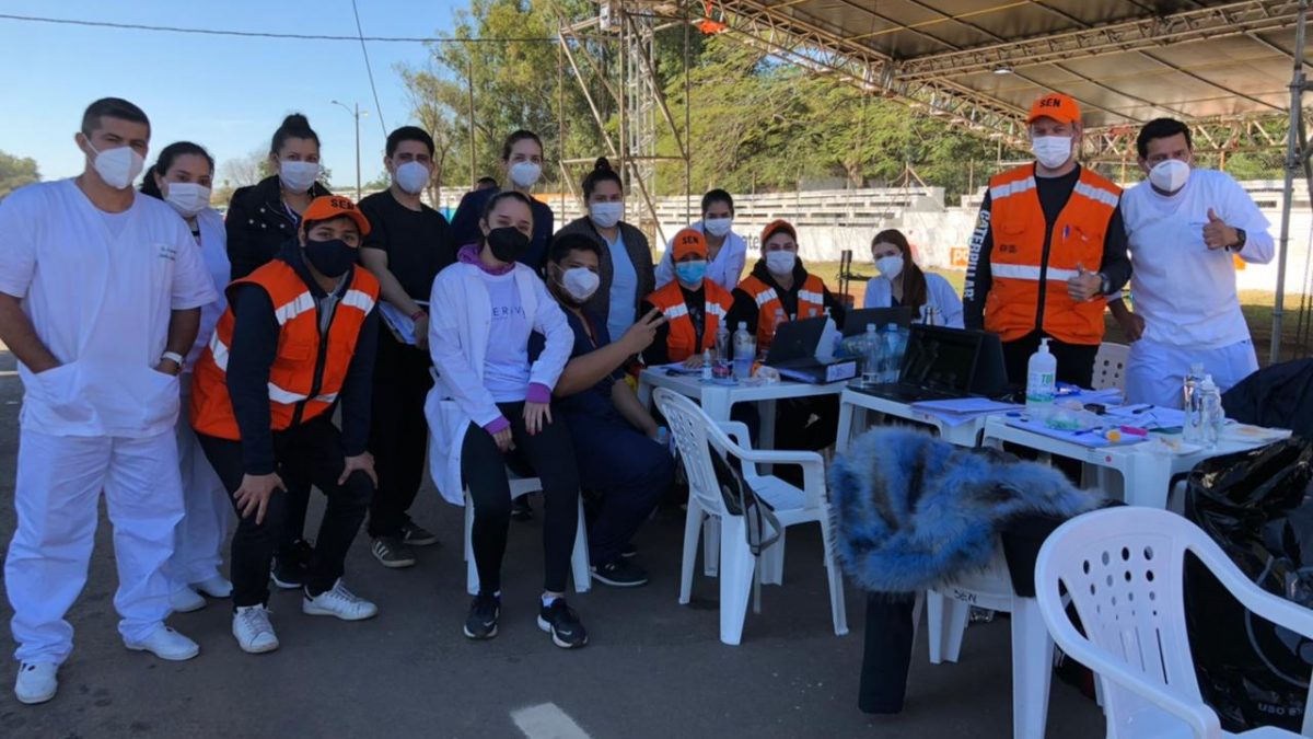 Estudiantes de Medicina realizan trabajo voluntario en vacunatorio del autódromo