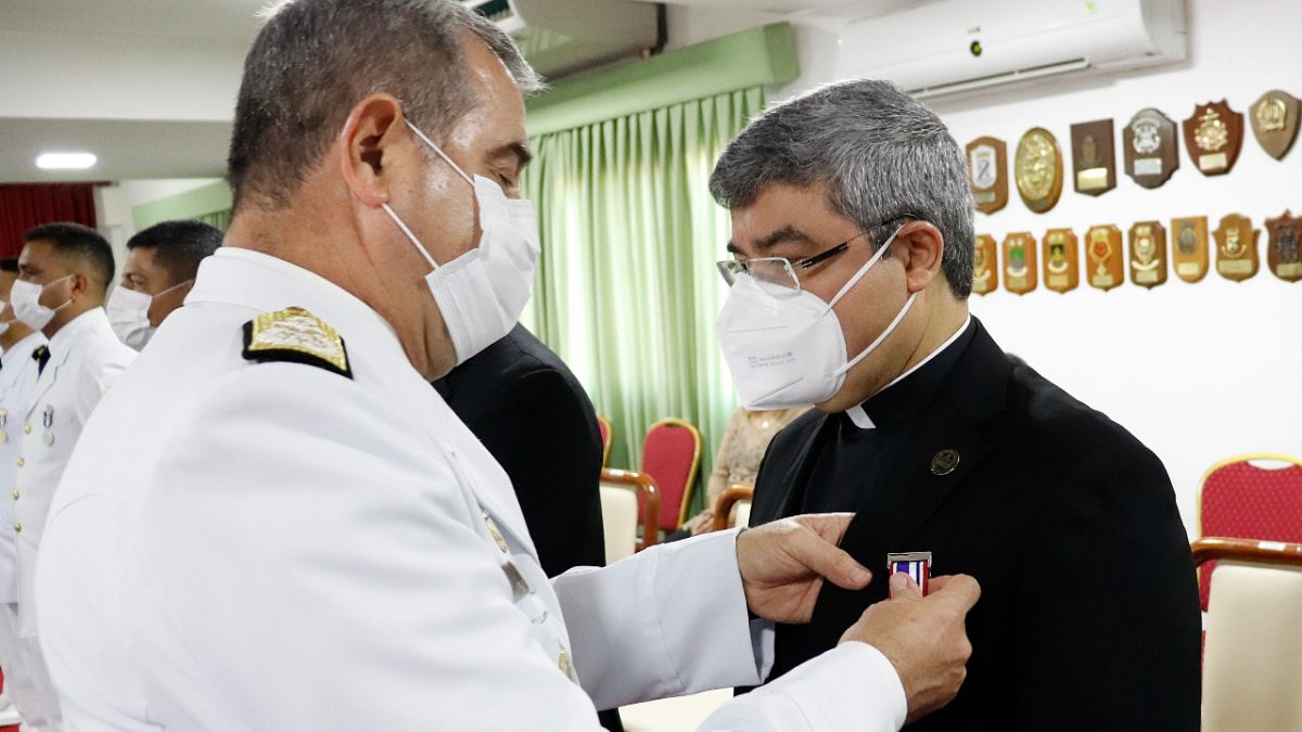 Rector de la UC recibe Medalla de Honor del CINAE en su carácter de Presidente del CONES