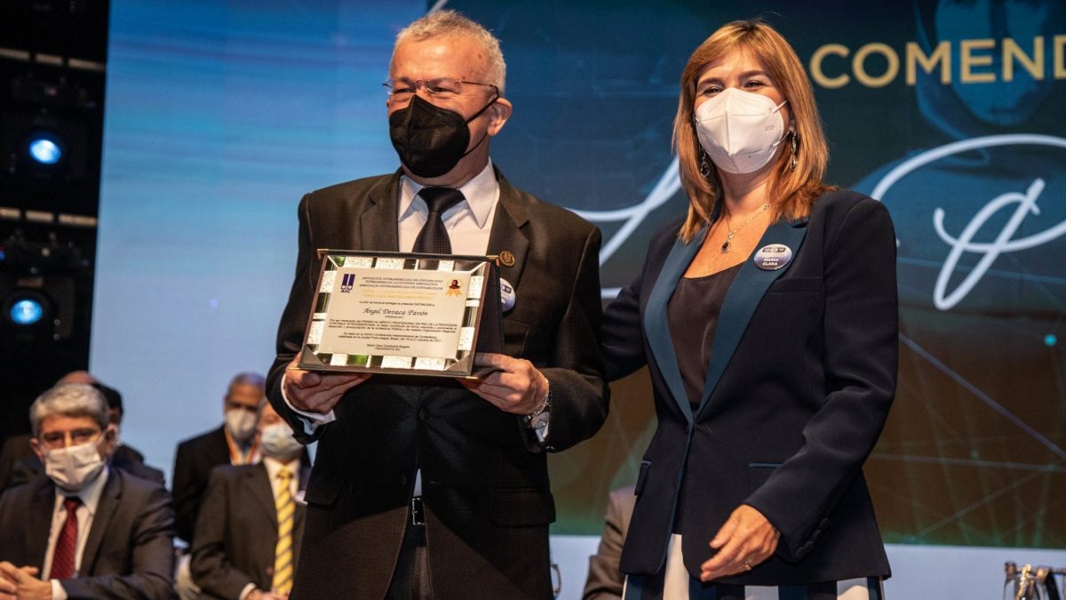 Decano de la Universidad Católica recibe Premio al Mérito Profesional en Porto Alegre