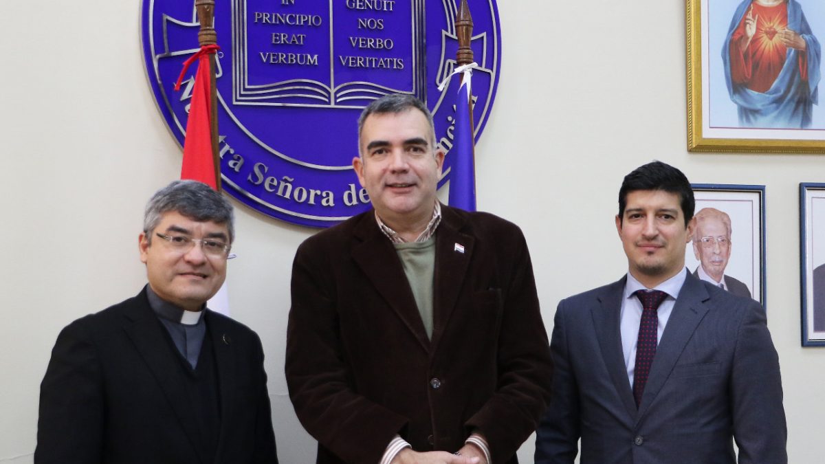 Ministro de Educación visita Universidad Católica