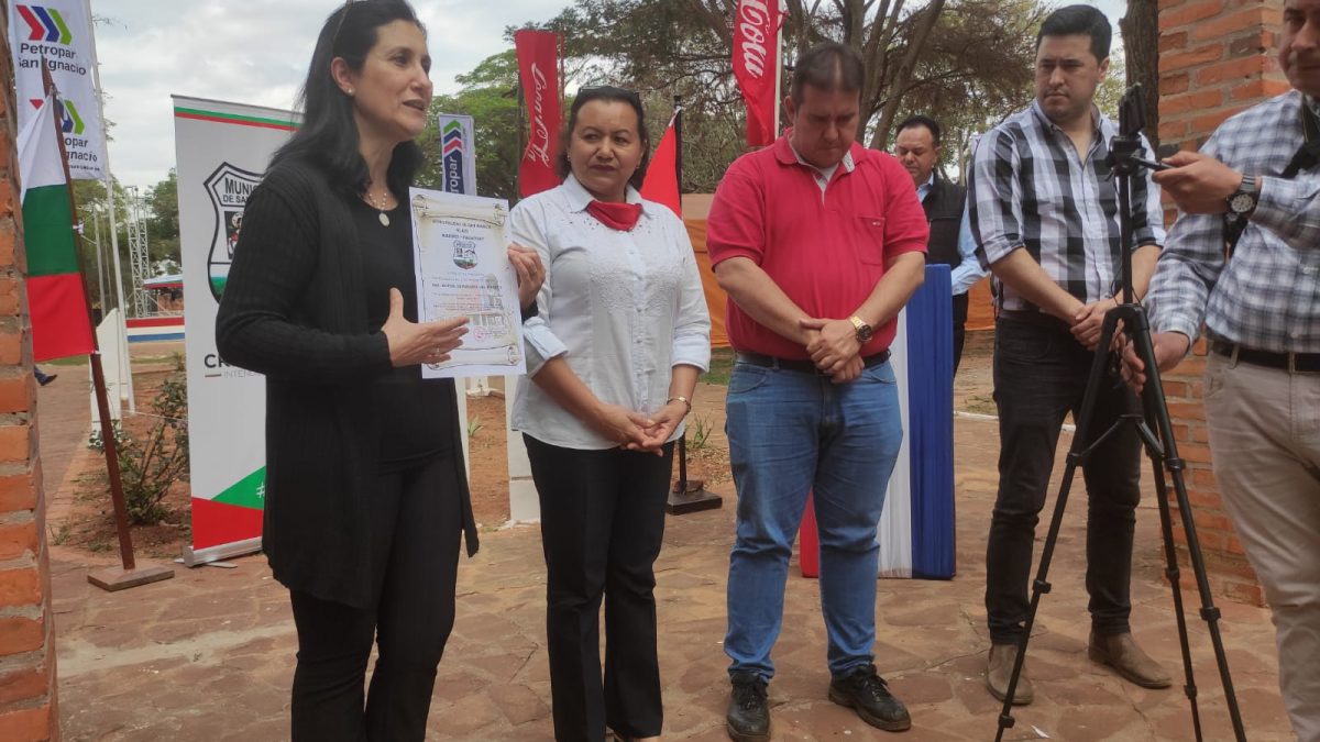 Directora de UC San Ignacio Guazú recibe reconocimiento de la Municipalidad por su aporte a la cultura y educación