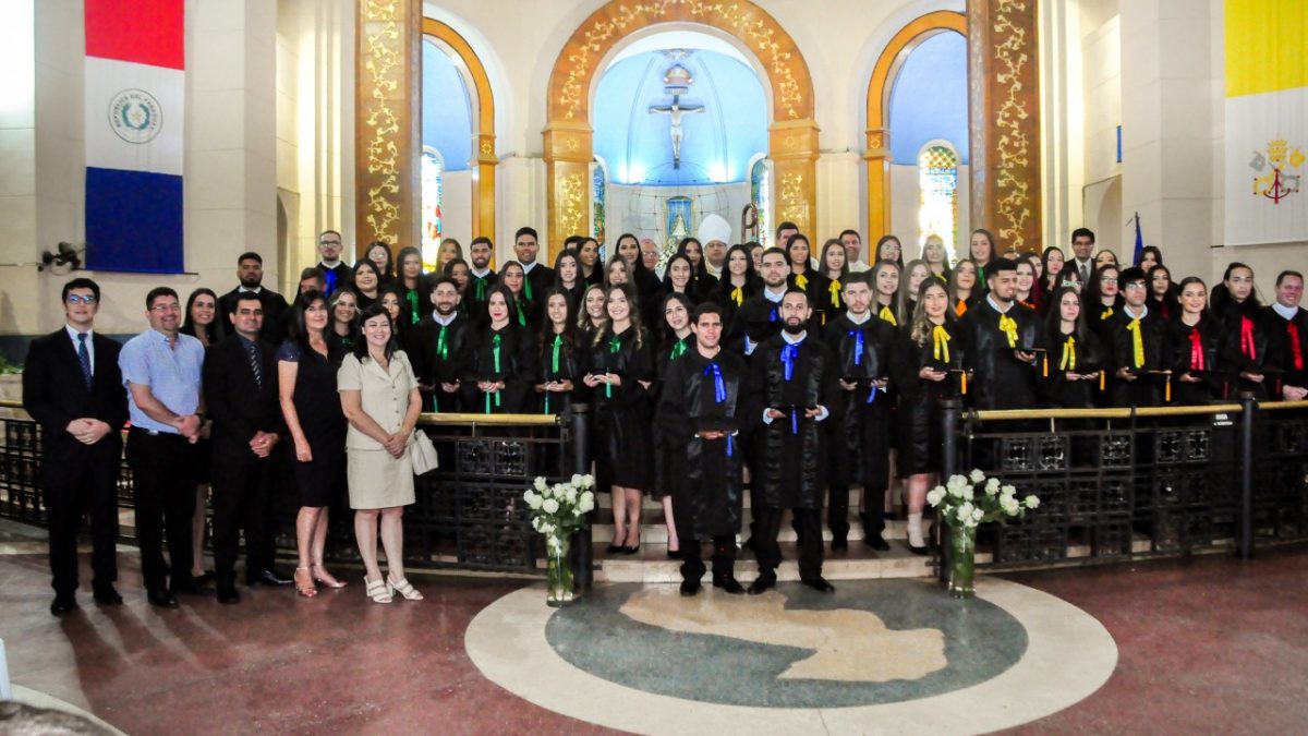 Ceremonia de graduación de la UC Caacupé