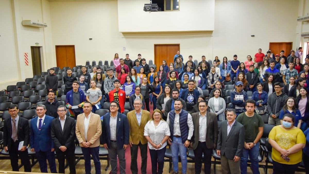 Estudiantes reciben aporte económico en el marco de convenio con Gobernación de Itapúa