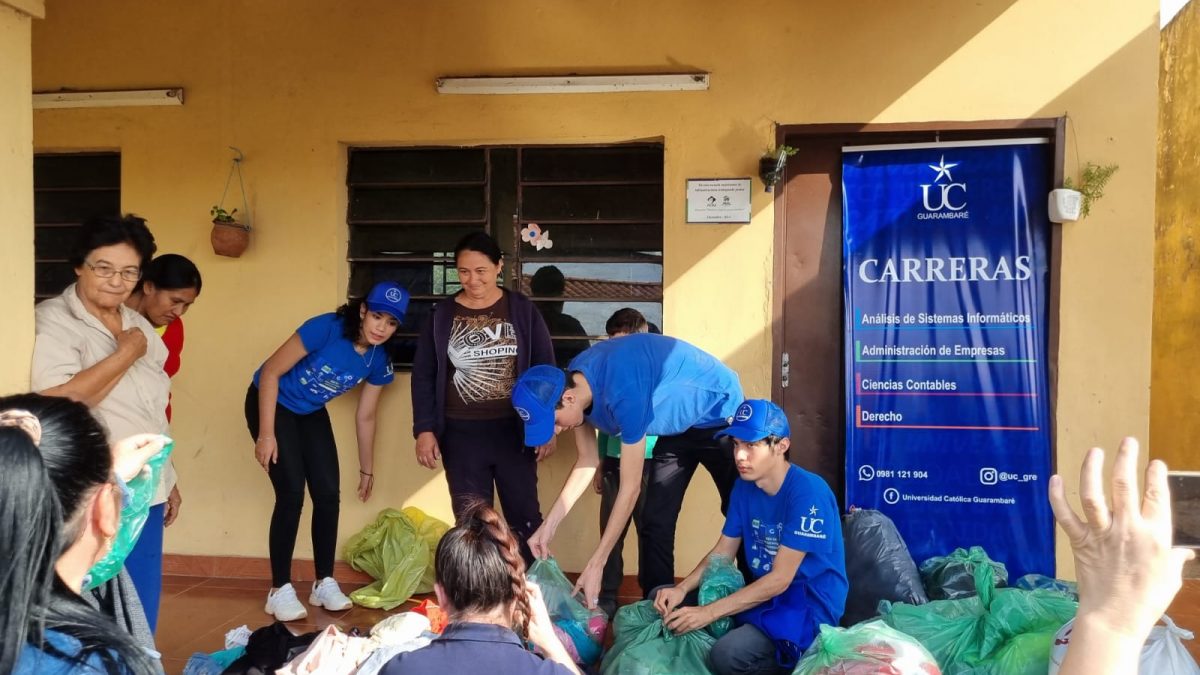 Entrega de donativos en la campaña Ropero solidario de Guarambaré