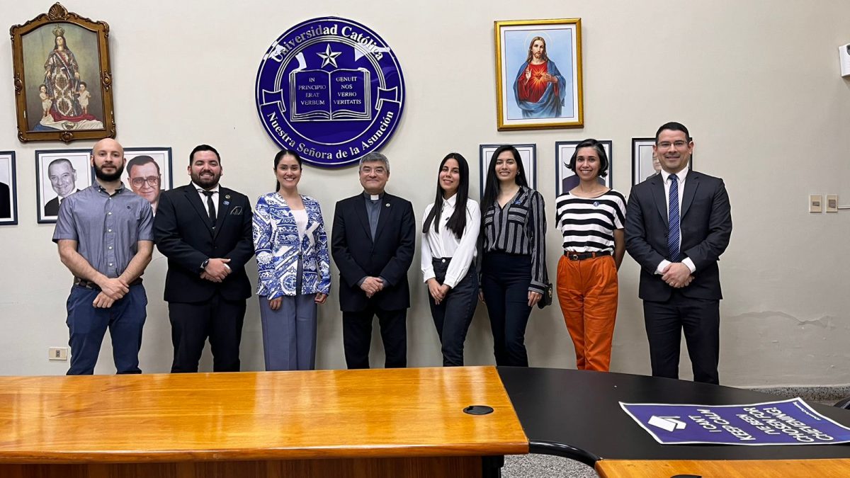 Rector se reúne con egresados de la UC que viajarán al extranjero para estudios de maestría