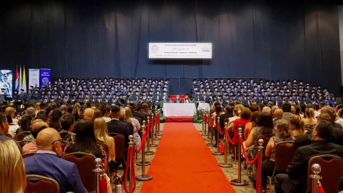 Egresan 250 profesionales de salud de la UC Campus Asunción