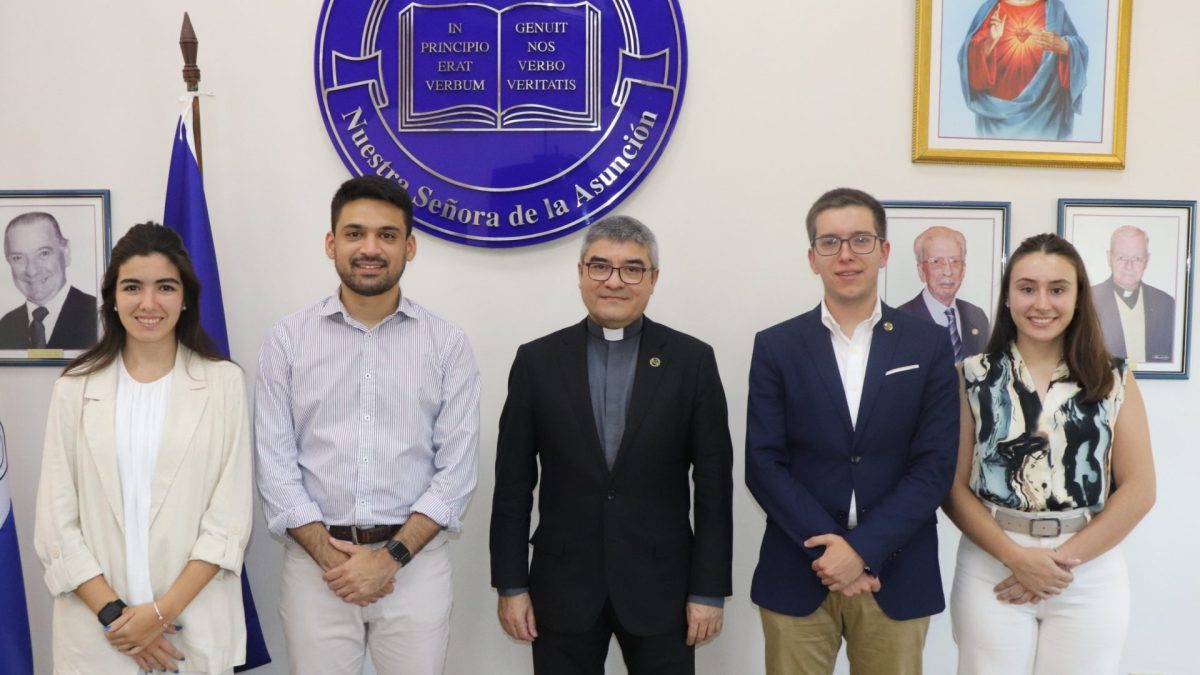 Reunión entre el Rector y representantes del estamento estudiantil para presentación de Plan Estratégico de FEUCCA