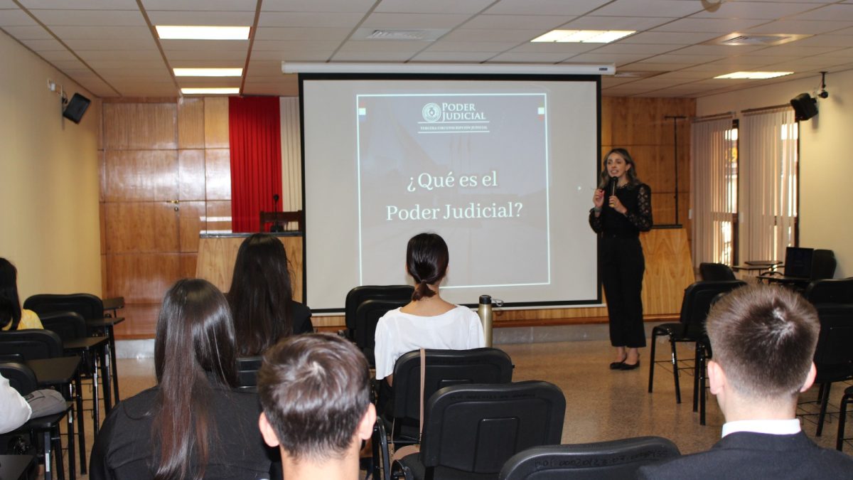 Alumnos de Derecho visitan sede del Palacio de Justicia de Enarnación