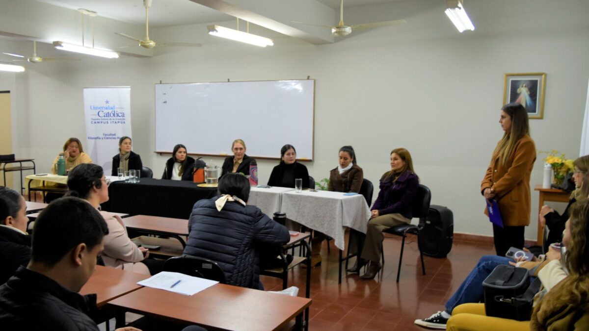 Psicología organizó conversatorio sobre desafíos de la profesión