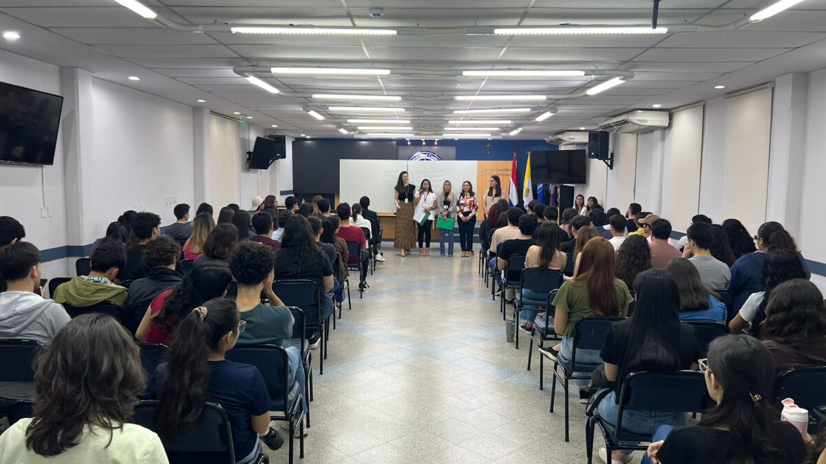 Charla informativa sobre el Programa de Becas ITAIPU en la sede Santa Librada de la UC