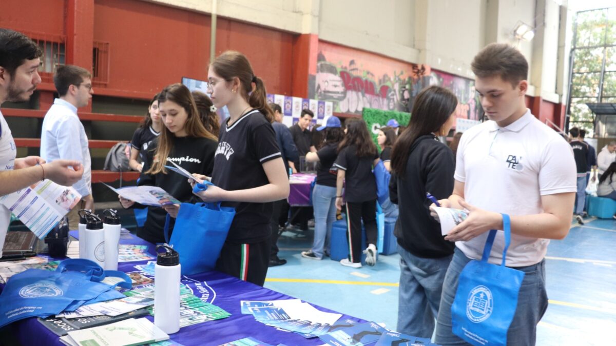 Universidad Católica participó de la Expo Carreras del Colegio Dante Alighieri