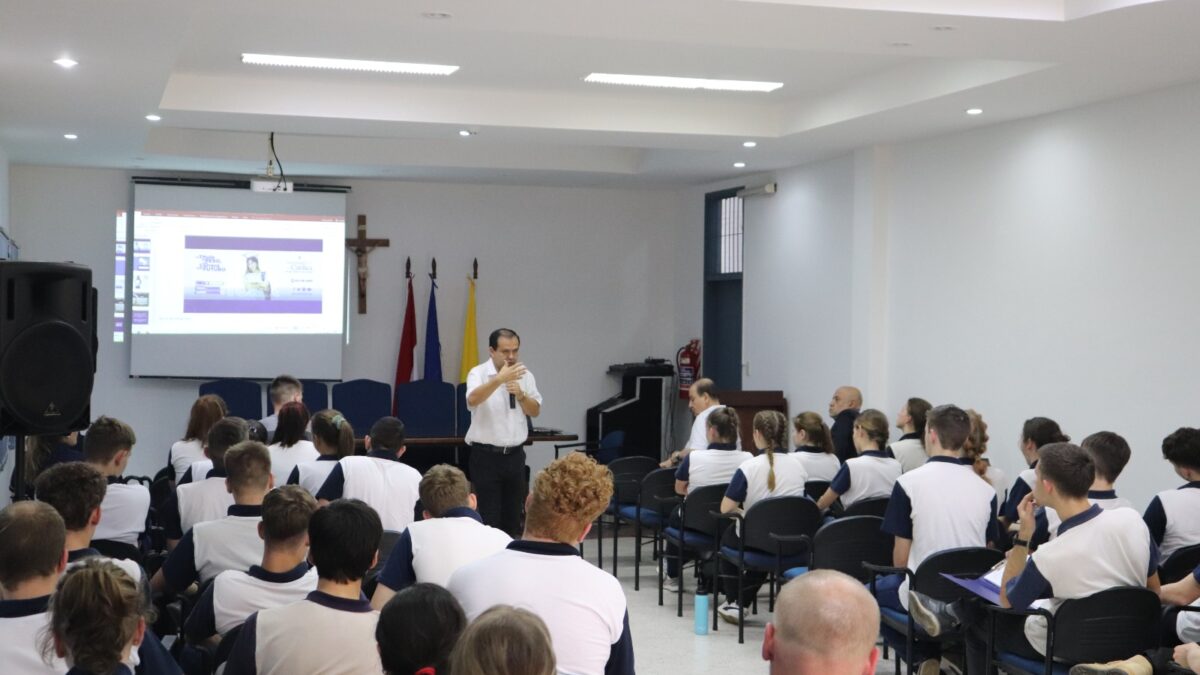 Estudiantes del Colegio Filadelfia visitan la Sede Santa Librada de la UC