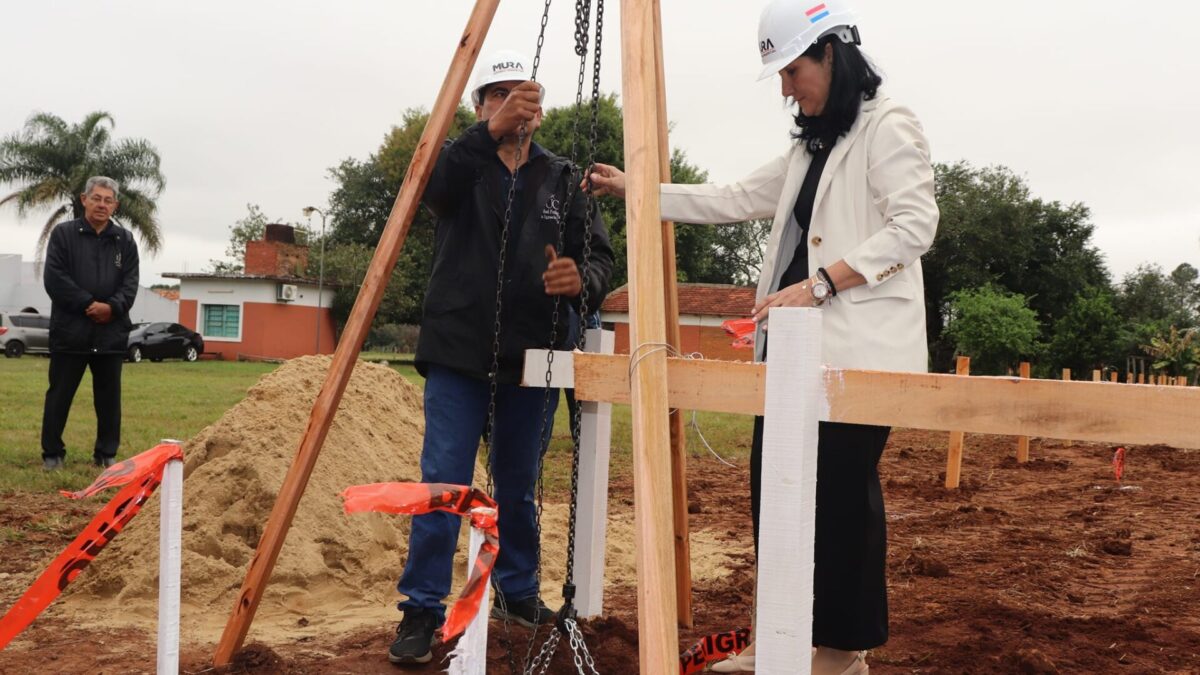 Palada inicial del Salón Auditorio de la Unidad Pedagógica San Ignacio Guazú