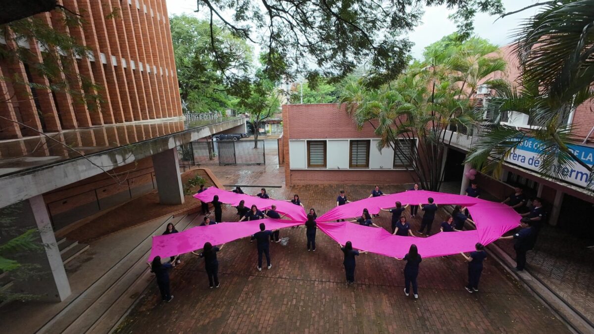 Estudiantes de Enfermería forman lazo rosa para concientizar sobre el cáncer de mama