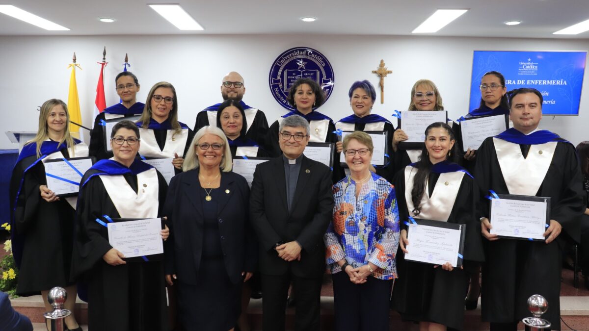 Histórica ceremonia de graduación de la primera promoción de doctores en Enfermería de Paraguay