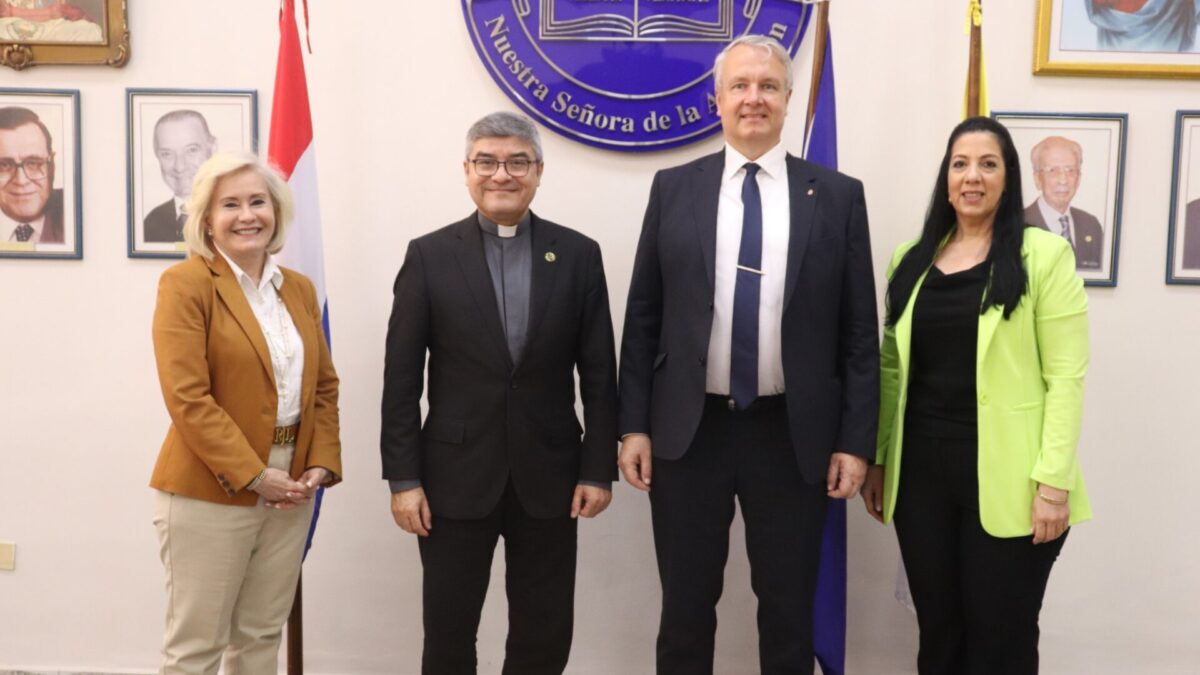 Universidad Católica recibe la visita de Embajador de Hungría