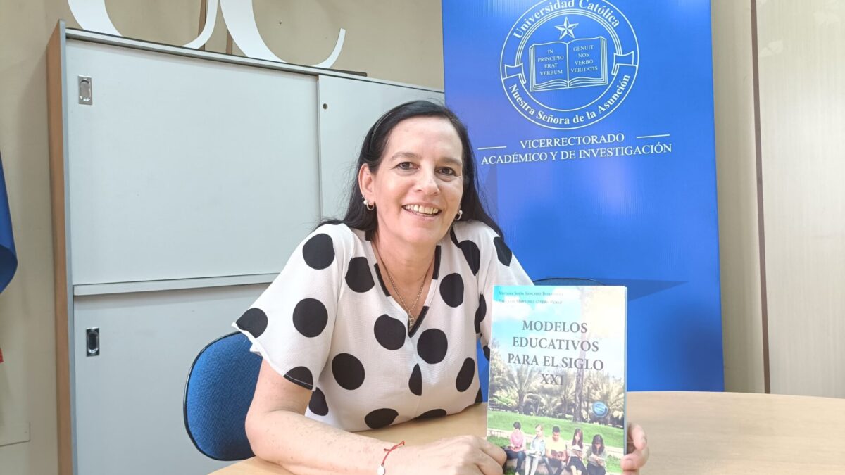 Docente de la Universidad Católica colabora en libro sobre modelos educativos para el siglo XXI