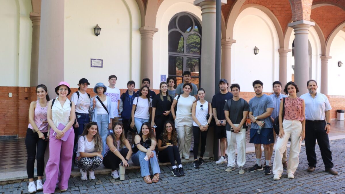 Estudiantes de Arquitectura del Campus Asunción visitaron la sede del Rectorado