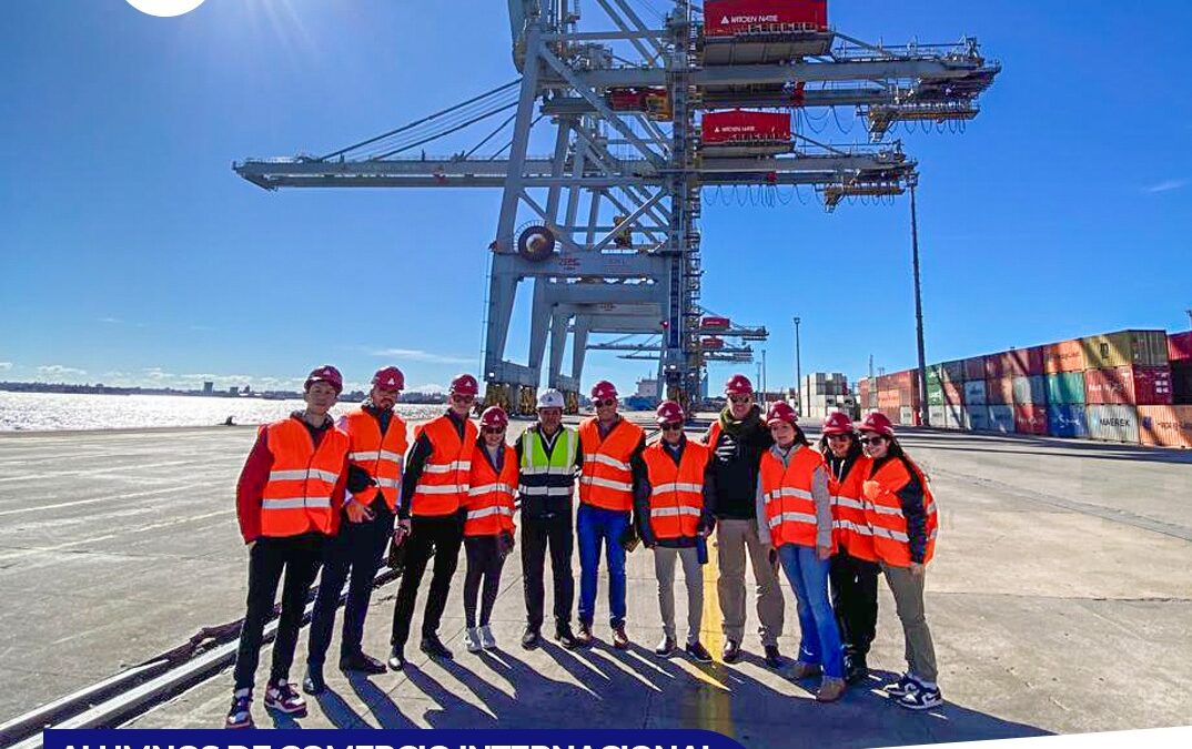 Alumnos de Comercio Internacional visitan firmas portuarias en Uruguay
