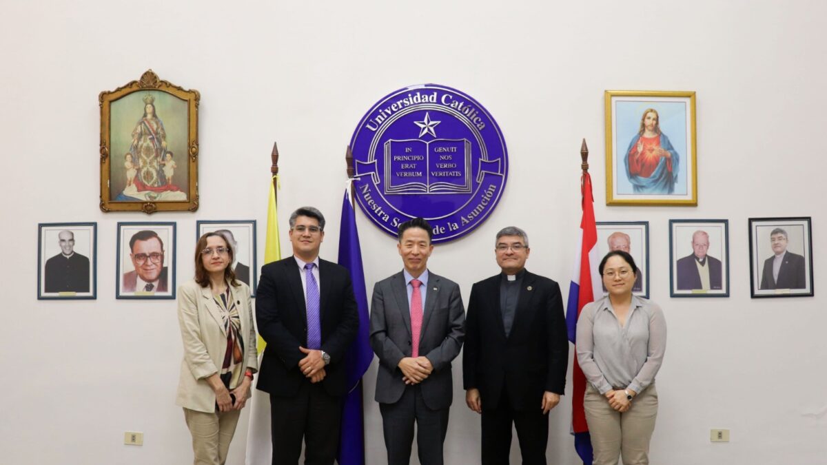 Universidad Católica recibe la visita de embajador de Corea en Paraguay