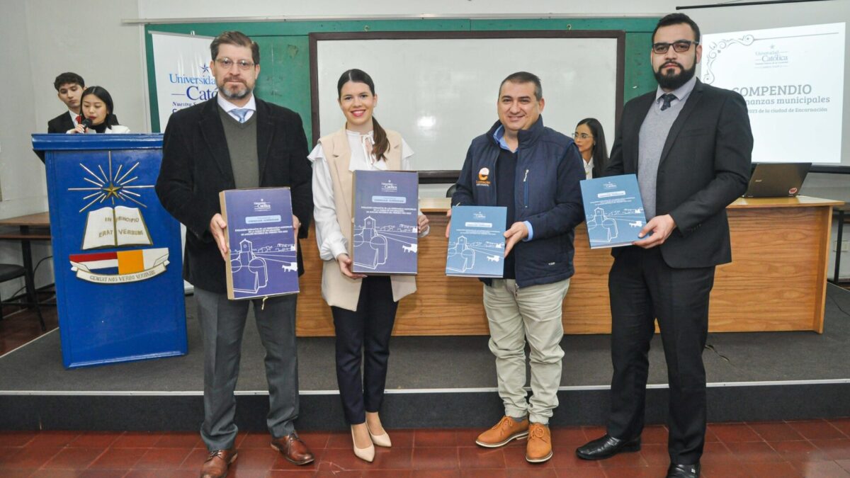 Descubrimiento de mural “Reconocimiento a Semilleros de Investigación” y entrega de Compendio de Ordenanzas Municipales en la UC Itapúa