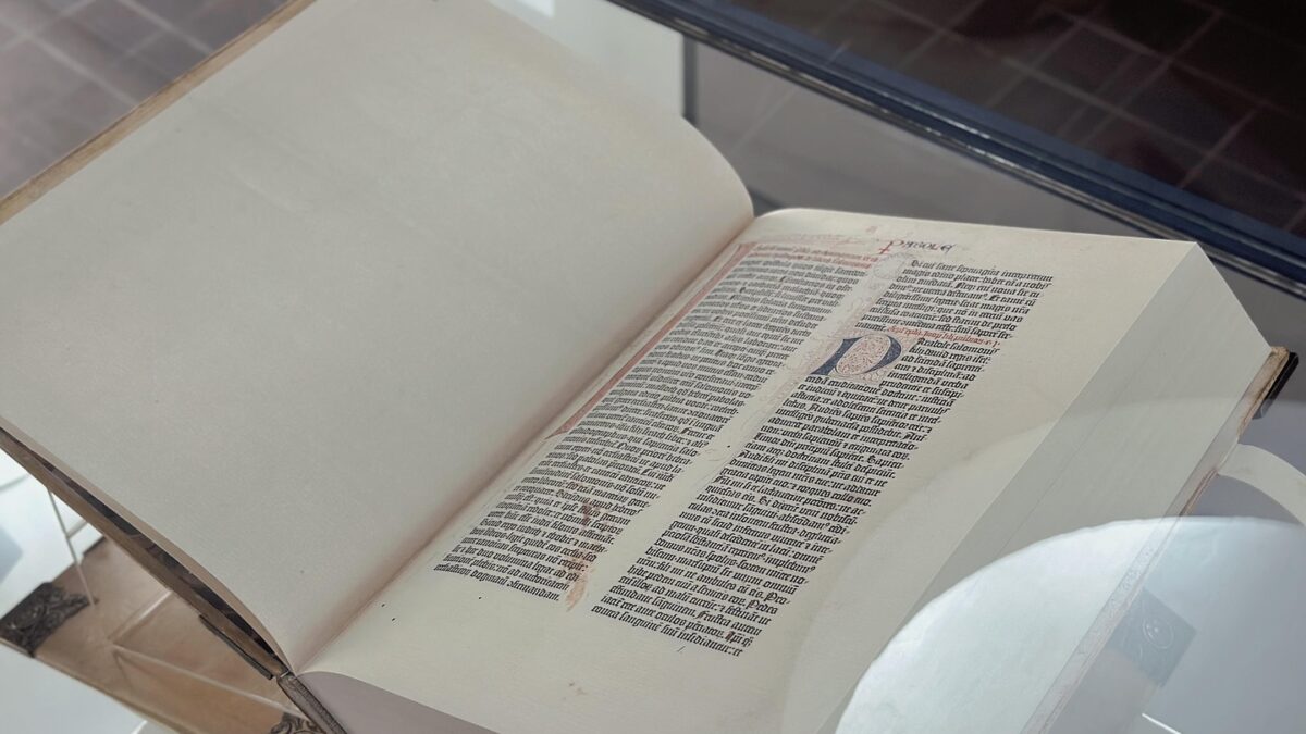 La Biblioteca Nacional del Paraguay recibe una réplica de la Biblia de Gutenberg