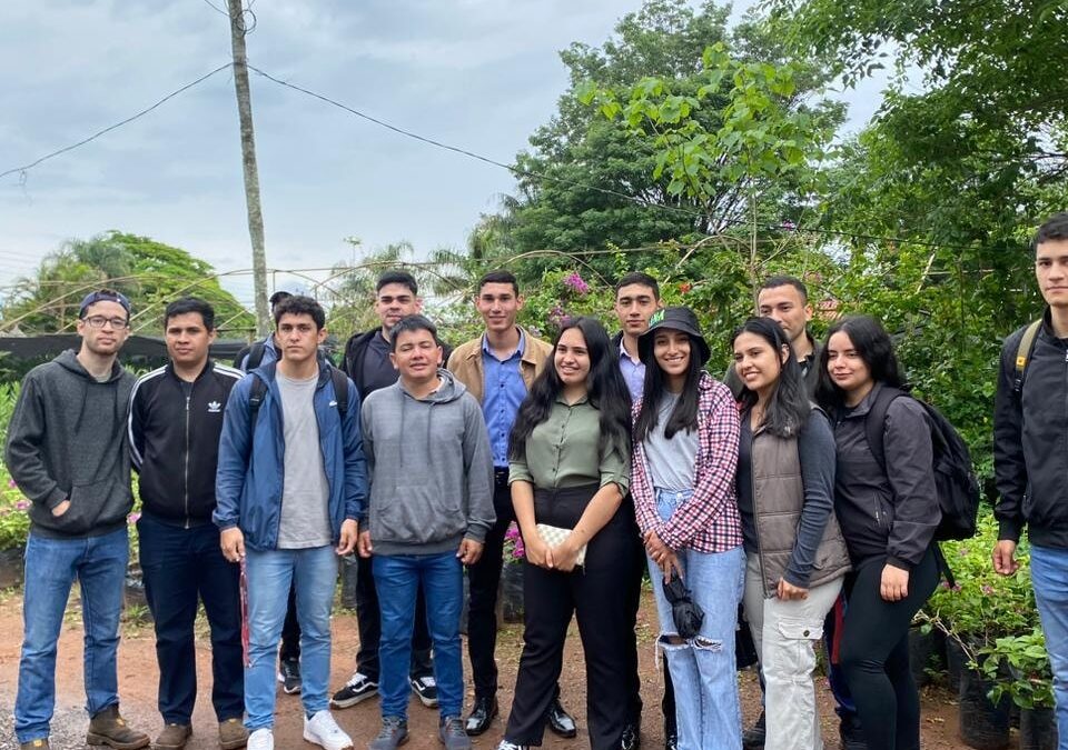 Estudiantes de Ingeniería Agronómica de Caacupé realizan visita educativa al vivero San Rafael