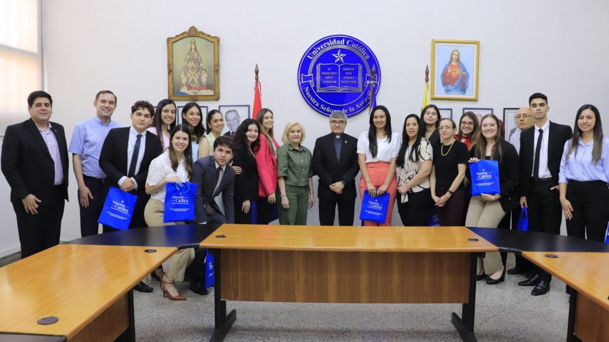 Estudiantes de Derecho del Campus Itapúa realizan visita al Rectorado para profundizar sus conocimientos en temas institucionales y académicos