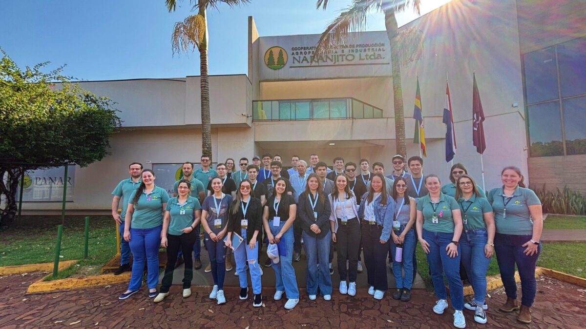 Estudiantes de Economía realizan visita académica a la Cooperativa Naranjito