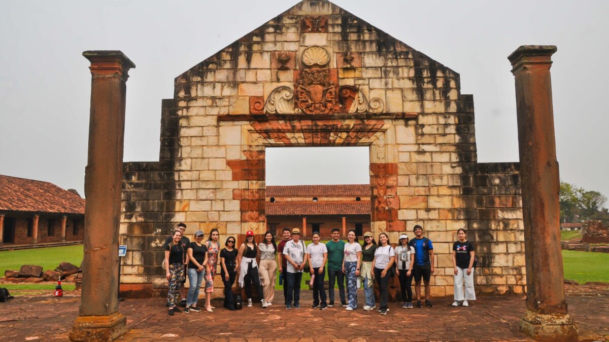 Estudiantes de Psicología y Ciencias de la Comunicación realizan viaje de estudios a San Cosme y Damián