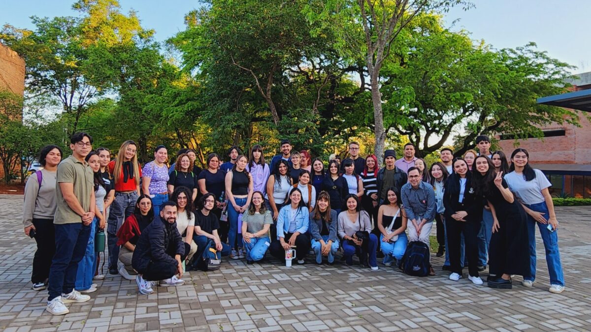 Estudiantes de Diseño Gráfico de Caacupé visitan la sede Santa Librada de la UC