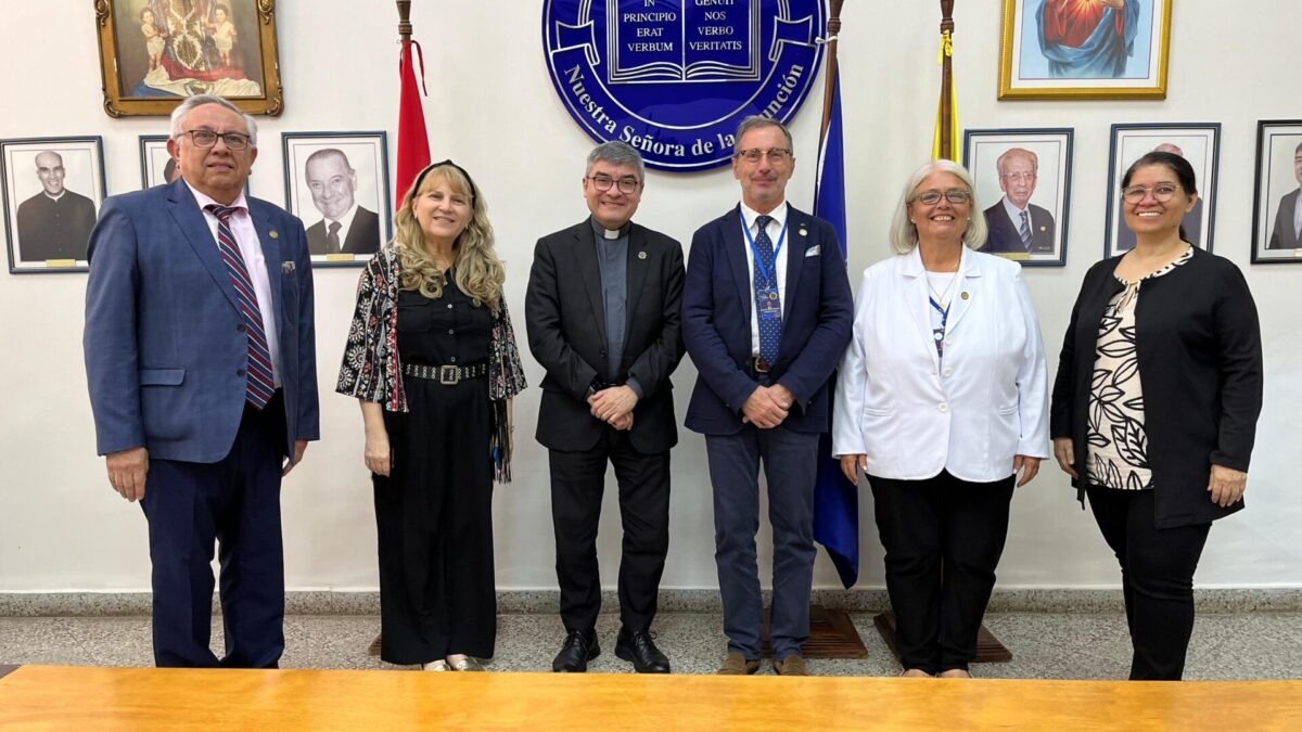 Rector de la UC recibe a médico experto francés para avanzar en cooperación internacional