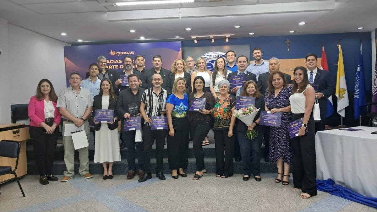 Estudiantes de la UC rinden homenaje a sus profesores con significativos reconocimientos