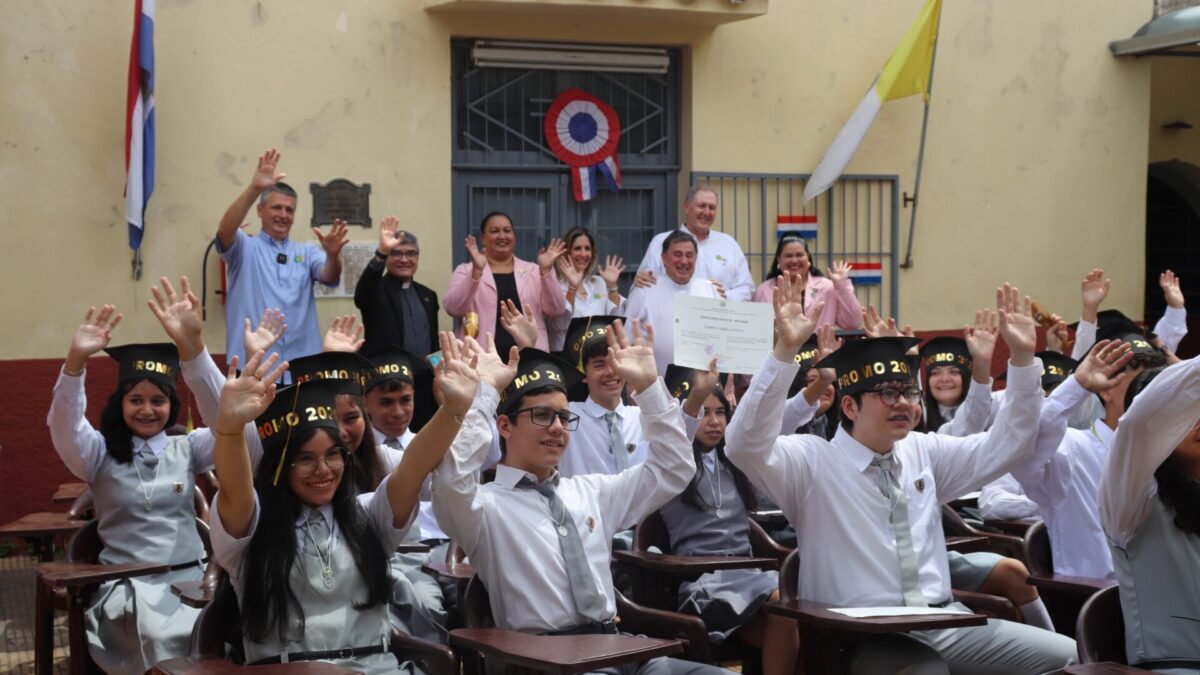 Escuela Santa Luisa de Marillac recibió donación de pupitres hechos de materiales reciclados