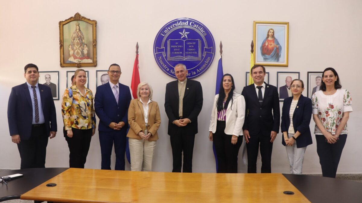 Autoridades de la Universidad Católica recibieron a representantes del INCAE