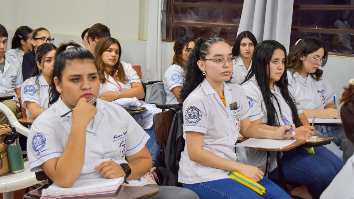 Estudiantes de Enfermería se actualizan sobre cuidado materno infantil