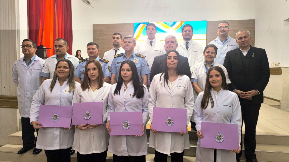 Egresan nuevos médicos especialistas en Medicina Interna y Medicina Familiar de la UC
