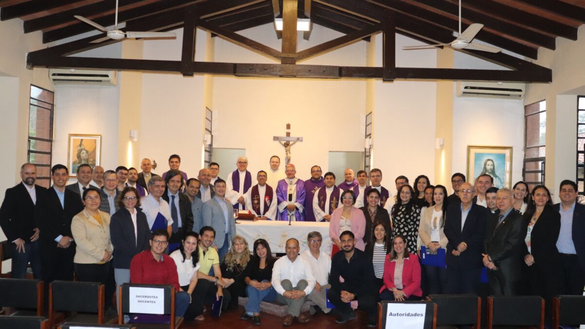 Cardenal Adalberto comparte en inspirador encuentro con la Pastoral Universitaria del Campus Asunción