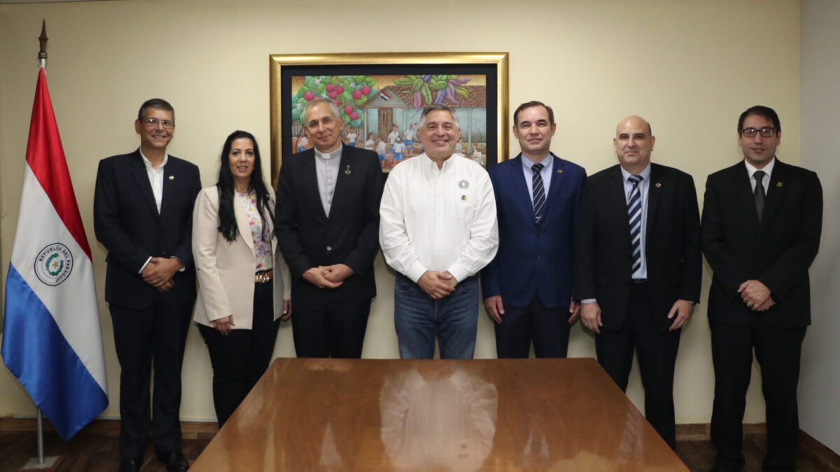 Autoridades de la Universidad Católica se reúnen con el Ministro de Educación y Ciencias