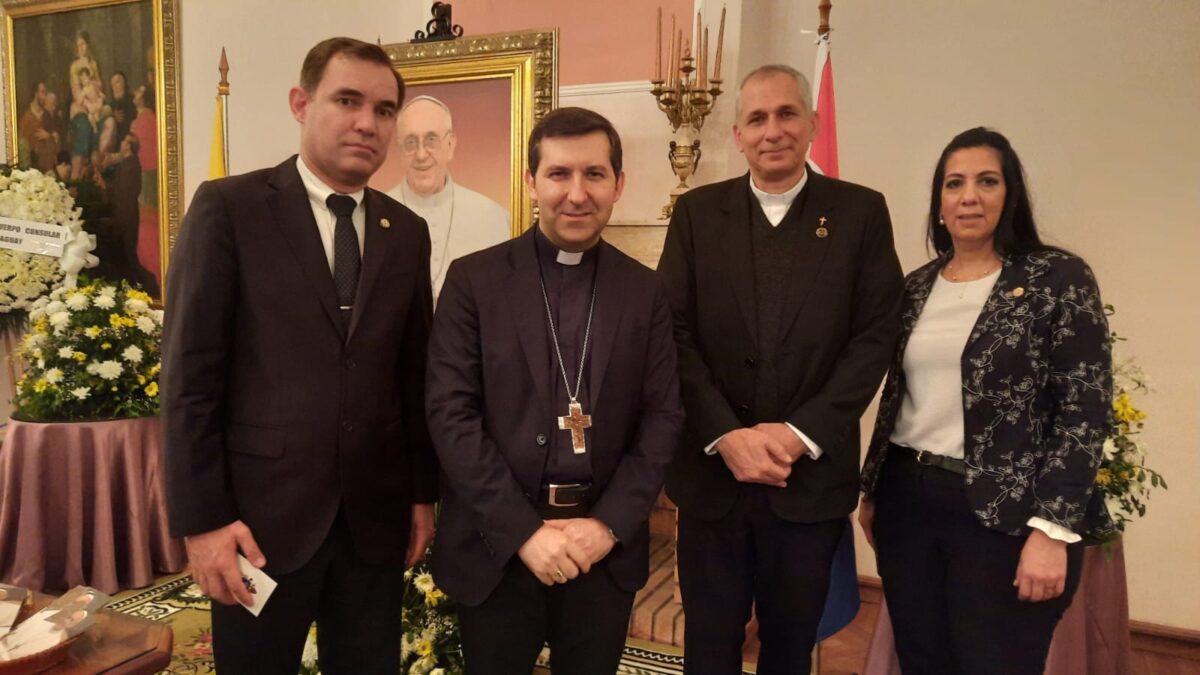 Autoridades de la UC rinden homenaje al Papa Francisco en la Nunciatura Apostólica