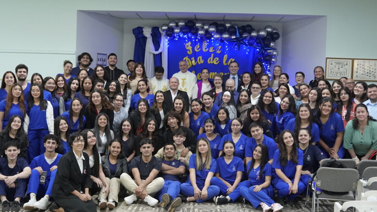 Celebración con alma y corazón: emotivo homenaje en el Día Internacional de la Enfermería en el Campus de Ciencias de la Salud – Asunción