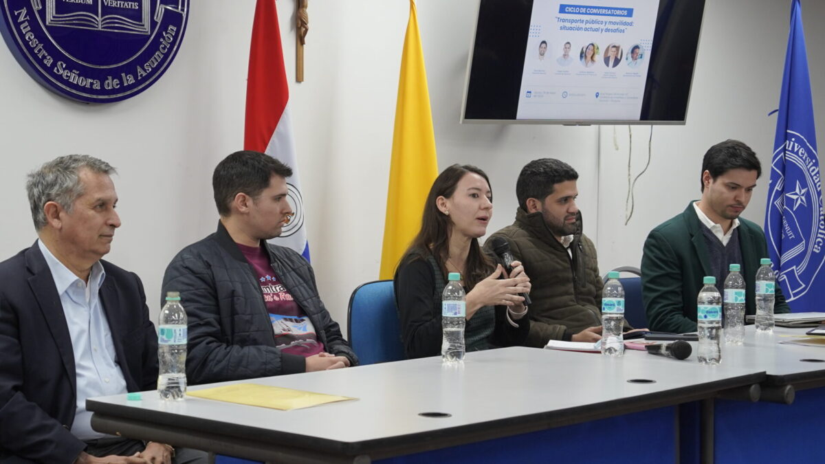 La UC debate sobre los retos del transporte público en Paraguay en un conversatorio del Centro de Políticas Públicas