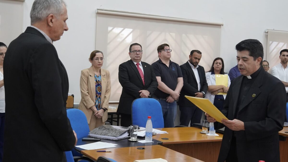 Pbro. Mg. Sergio Ayala Viveros jura como nuevo Secretario General de la Universidad Católica