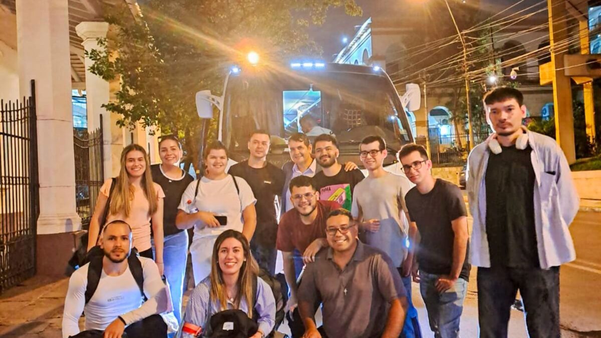 Estudiantes y docentes de la Facultad de Filosofía participan en encuentro internacional en Córdoba