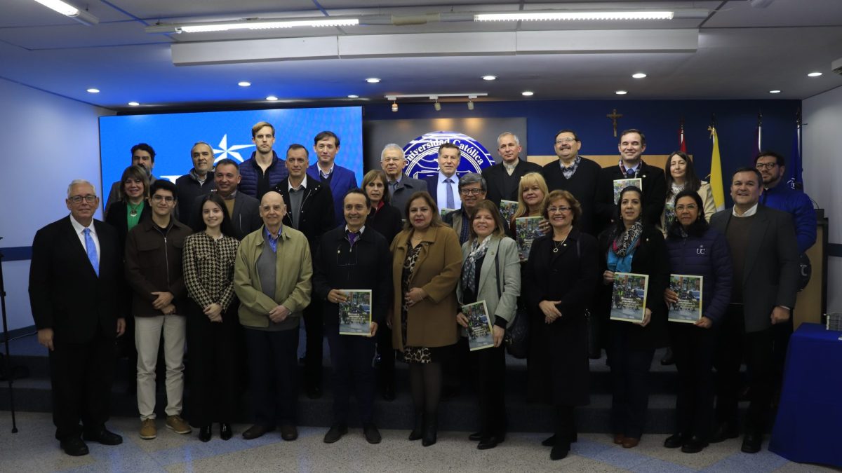 Lanzamiento del libro “Historia y Desarrollo de la Motocicleta en Paraguay” en FCCAE. 
