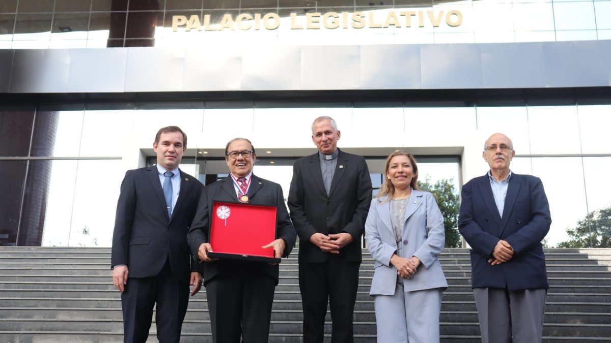 Director del CORUCI es distinguido con la Orden Nacional al Mérito «Comuneros»