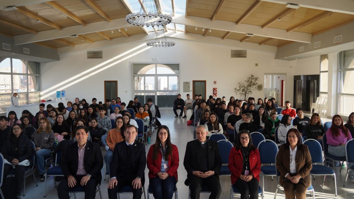 Charlas informativas de Becas Itaipú orientan a adjudicados en la UC