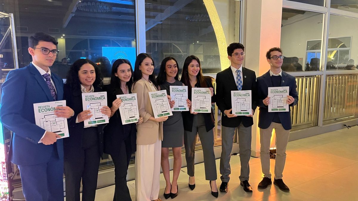 Club de Economía lanza nueva edición de su revista y concreta viaje académico a Uruguay